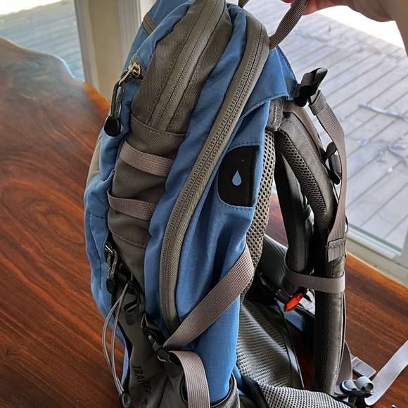 REI Traverse 30 Backpack Climbing Hiking Hydration Blue/Gray Daypack - READ!! - Picture 4 of 6